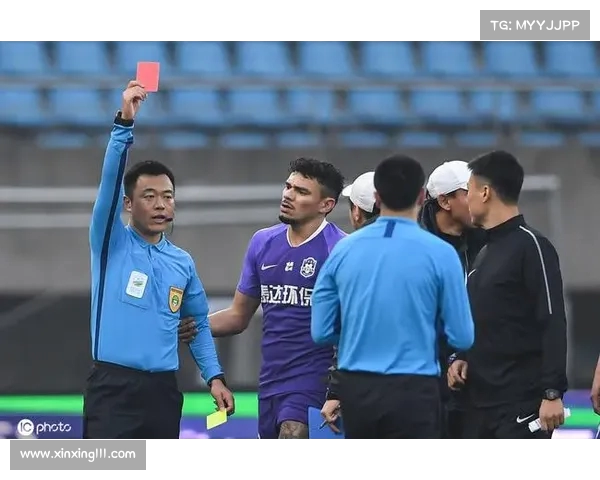 英超赛场红牌频现球员遭遇严厉判罚引发争议与讨论 英超赛场红牌频现球员遭遇严厉判罚引发争议与讨论